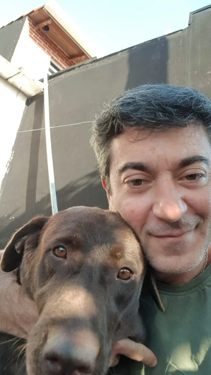 Tutor com cachorro de pelo marrom